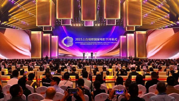 共赴天下光影盛会！2025上合国际影戏节在皇家国际质造的永川科技片场开幕